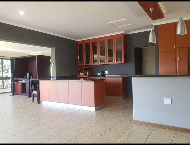 6 BEDROOM FREESTANDING FOR SALE IN FREELAND PARK